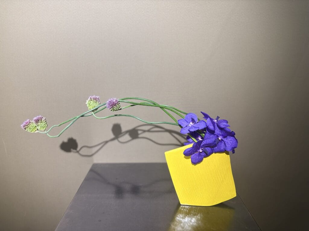 アリウムとランを使った生け花作品 / Ikebana with allium and orchid  