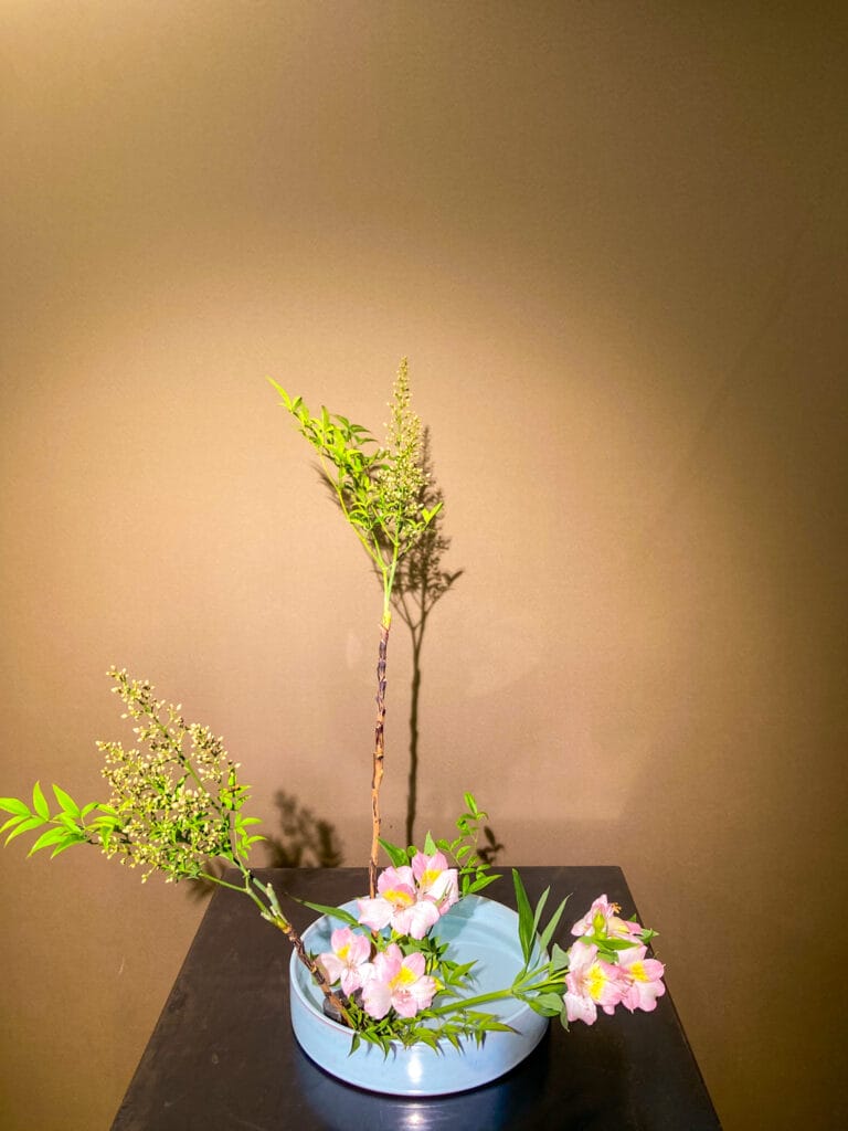 アルストロメリアとナンテンを使った初夏のいけばな作品 / Early summer ikebana with Alstroemeria and Nandina
