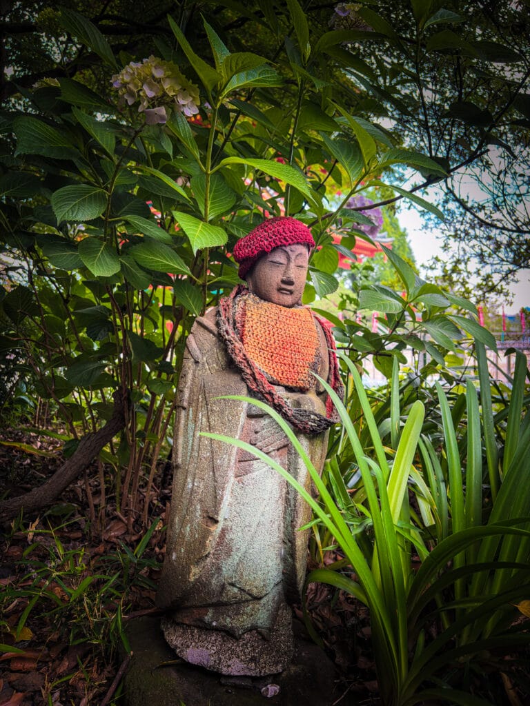 編み帽子をかぶったお地蔵さんと紫陽花 / Jizo statue with knitted hat and hydrangeas