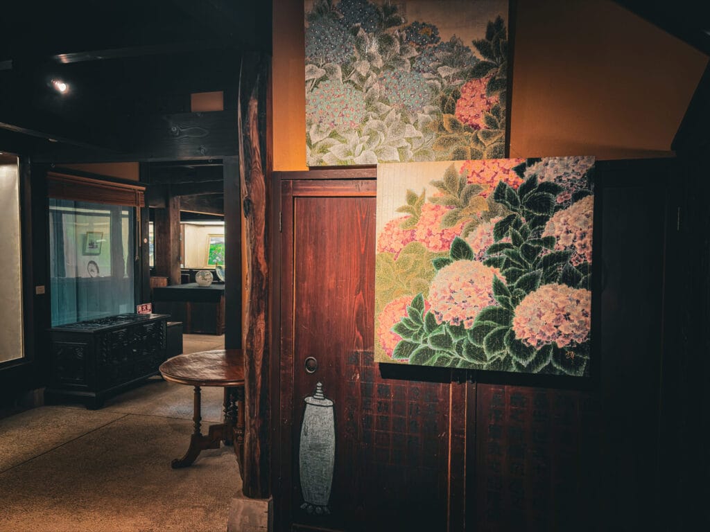 紫陽花の絵画が飾られた和風ギャラリースペース / Hydrangea wall art in a traditional-style gallery room  