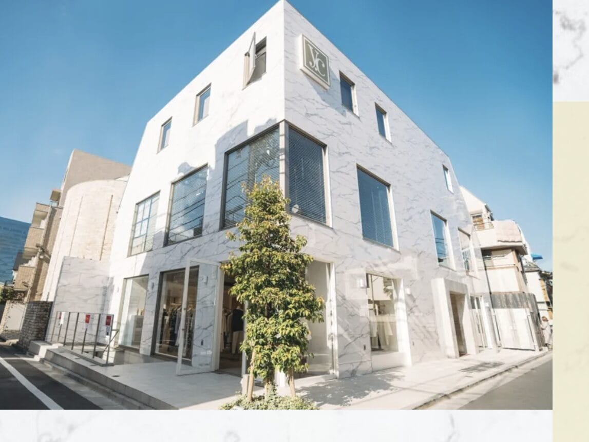 表参道の花教室XIKAの外観。アトリエ風の白い建物の3階で、小人数制レッスンを提供。   Exterior of XIKA Omotesando, a white atelier-style building offering small-group flower lessons on the 3rd floor.