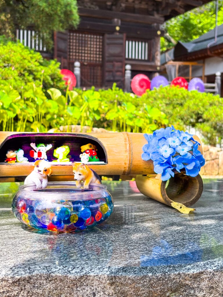 竹の装飾とビー玉入りのガラス鉢、小さな動物の置物 Bamboo decoration with a glass bowl of marbles and small animal figurines