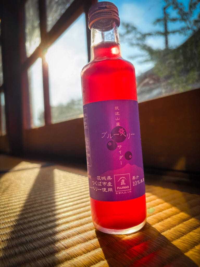 夕陽に照らされる筑波山麓ブルーベリーサイダーの瓶 Tsukuba blueberry cider bottle lit by the evening sun