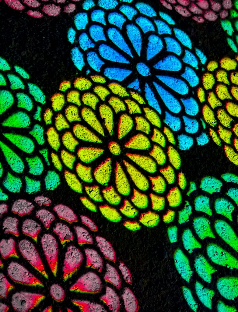 菊のような模様のライトアップが地面を照らす様子 Chrysanthemum-style projection lights on the ground