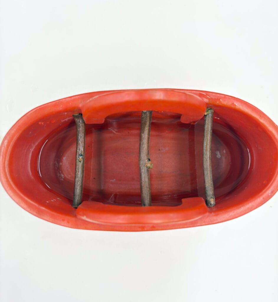 一文字留めを施した花器の上部構造	Top view of the vase showing horizontal twig fixing (ichimonji-dome)