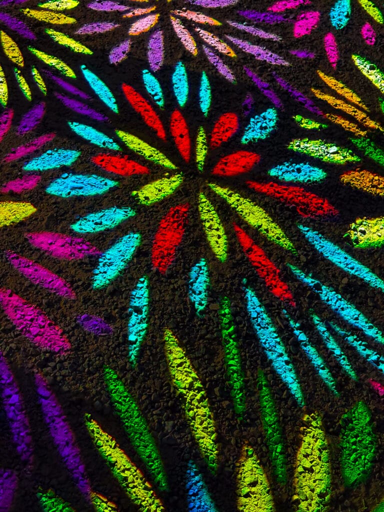 地面に投影されたカラフルな光の花模様（ライトアップ） Colorful flower patterns projected onto ground at night