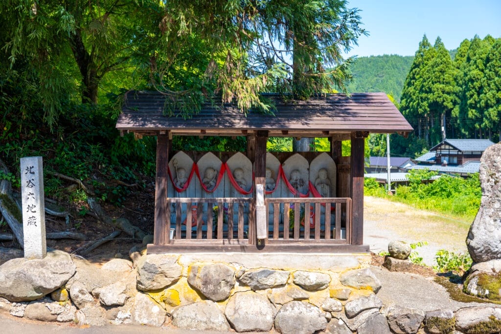平泉寺白山神社近くの北谷六地蔵。 
