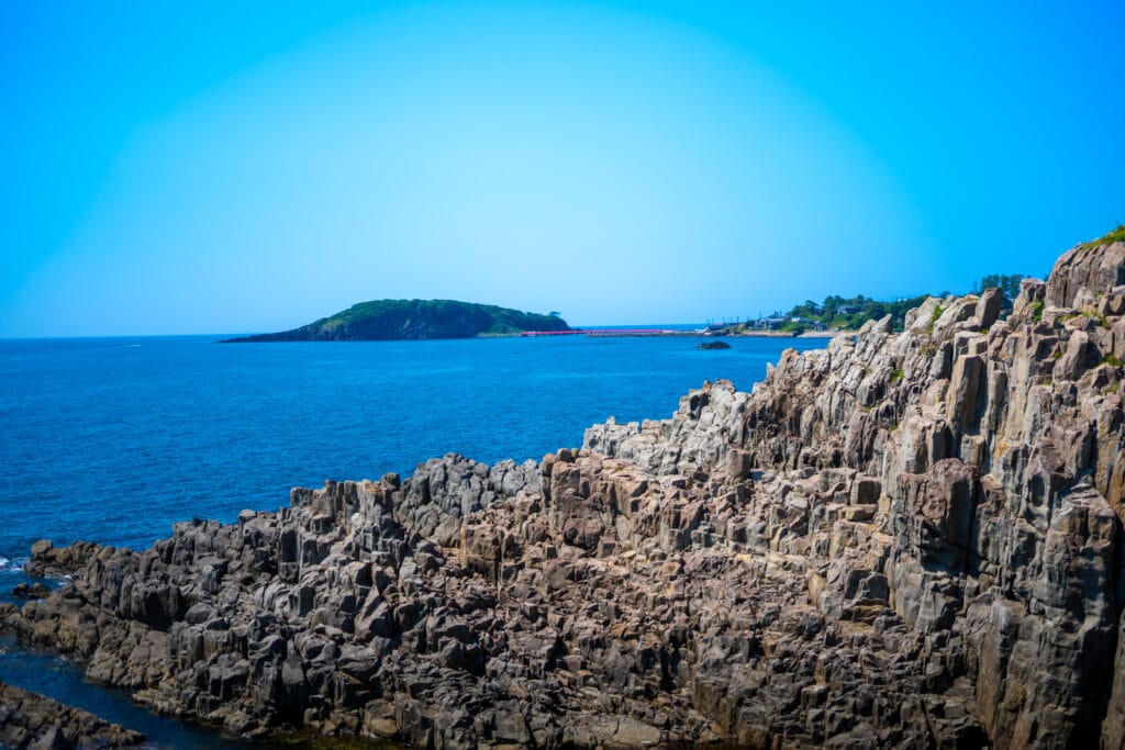 東尋坊の断崖と日本海を背景にした夏の景観